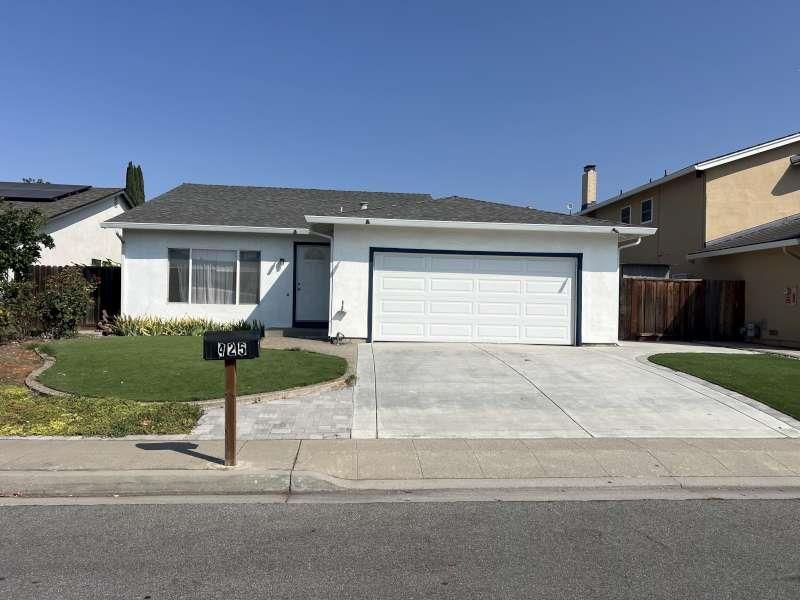 Attached, Exterior, Facade, Ranch