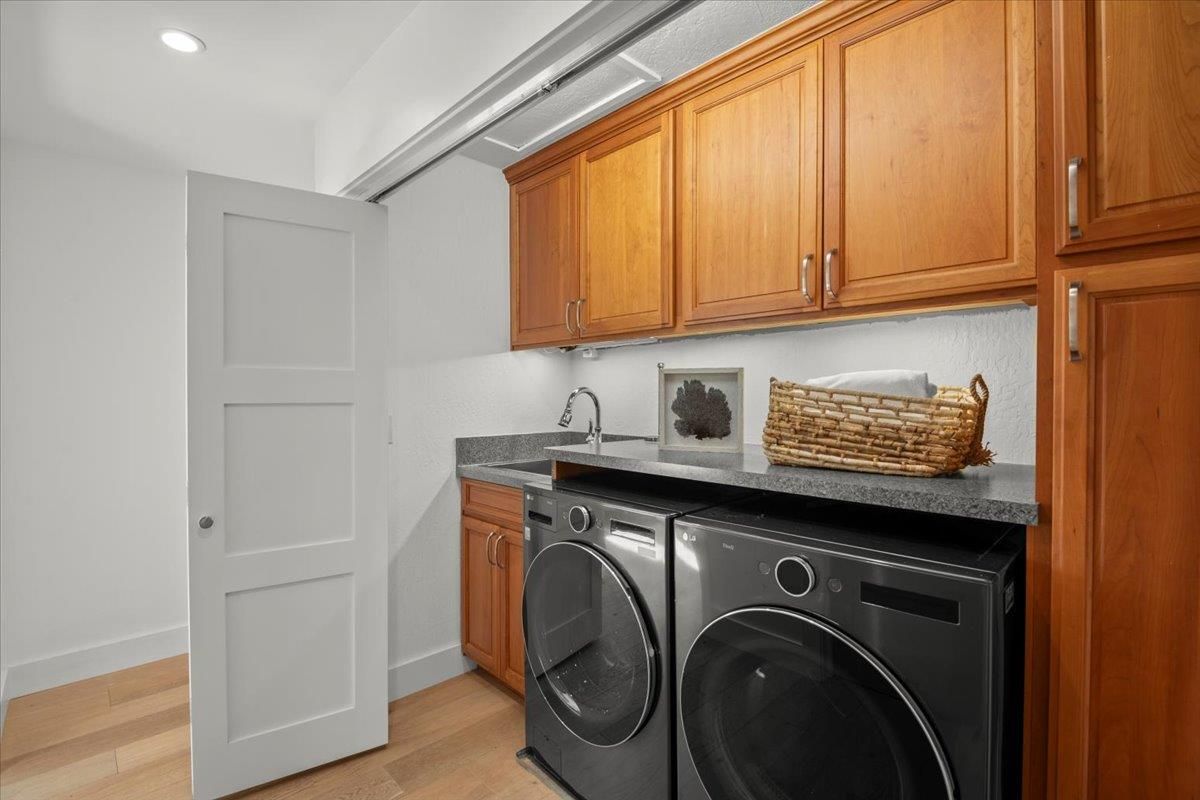 Interior, Recessed Lighting, Washer, Wood Texture Flooring