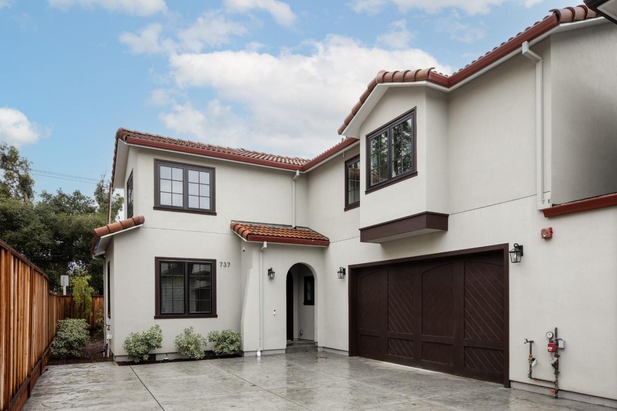 Attached, Exterior, Facade, Spanish Mediterranean