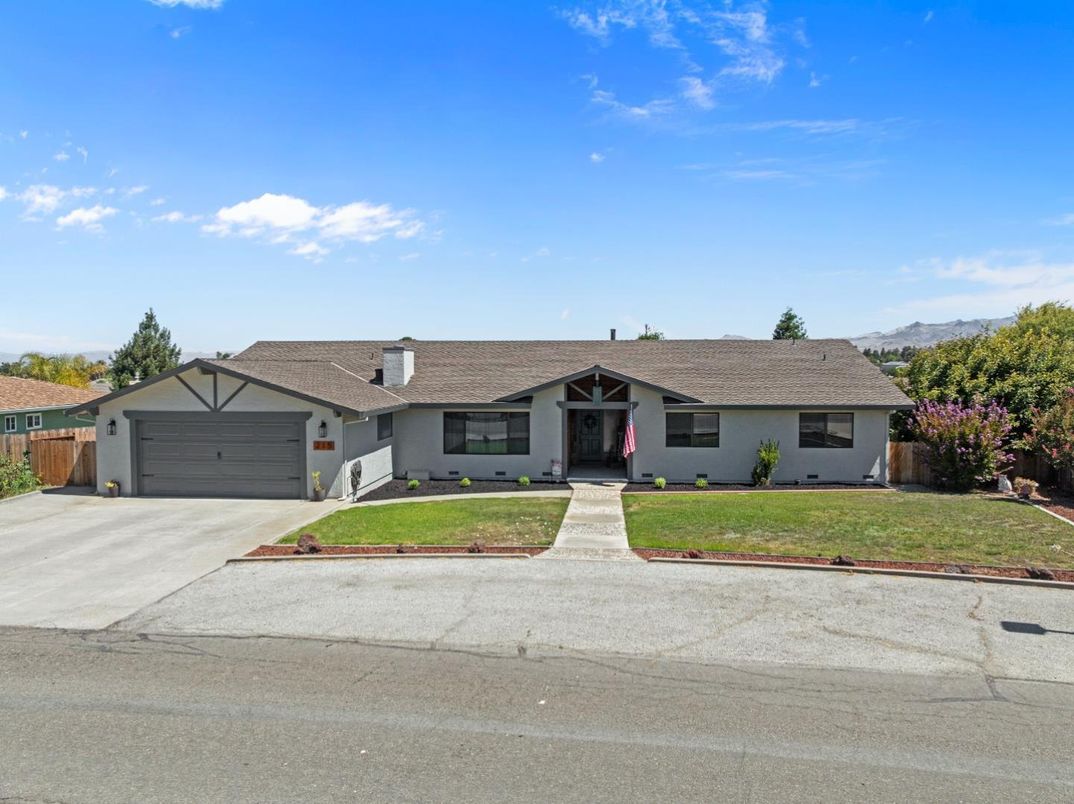 Attached, Exterior, Facade, Ranch