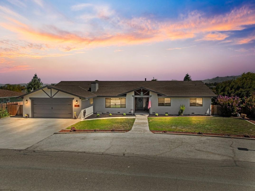 Attached, Exterior, Facade, Ranch