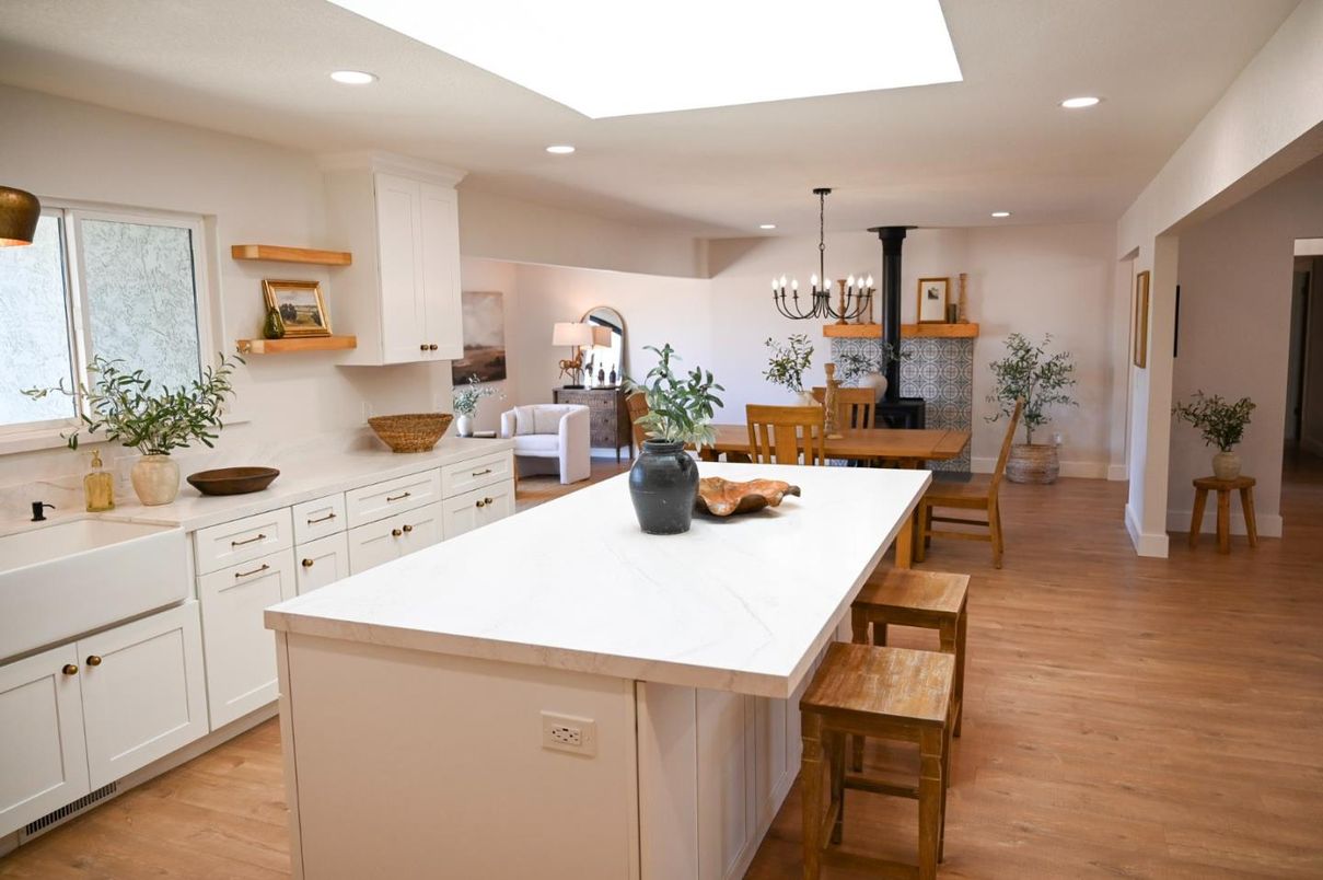 Chandelier, Dining room, Interior, Kitchen, Pendant Lights, Recessed Lighting, Wood Texture Flooring