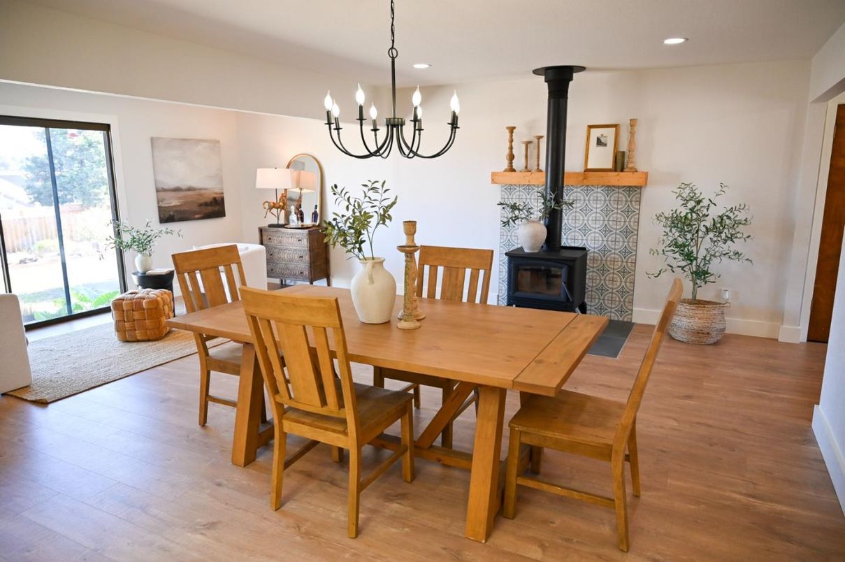 Chandelier, Dining room, Fireplace, Interior, Recessed Lighting, Wood Texture Flooring