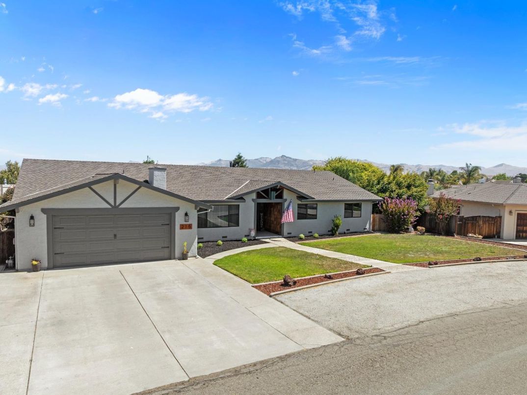 Attached, Exterior, Facade, Ranch