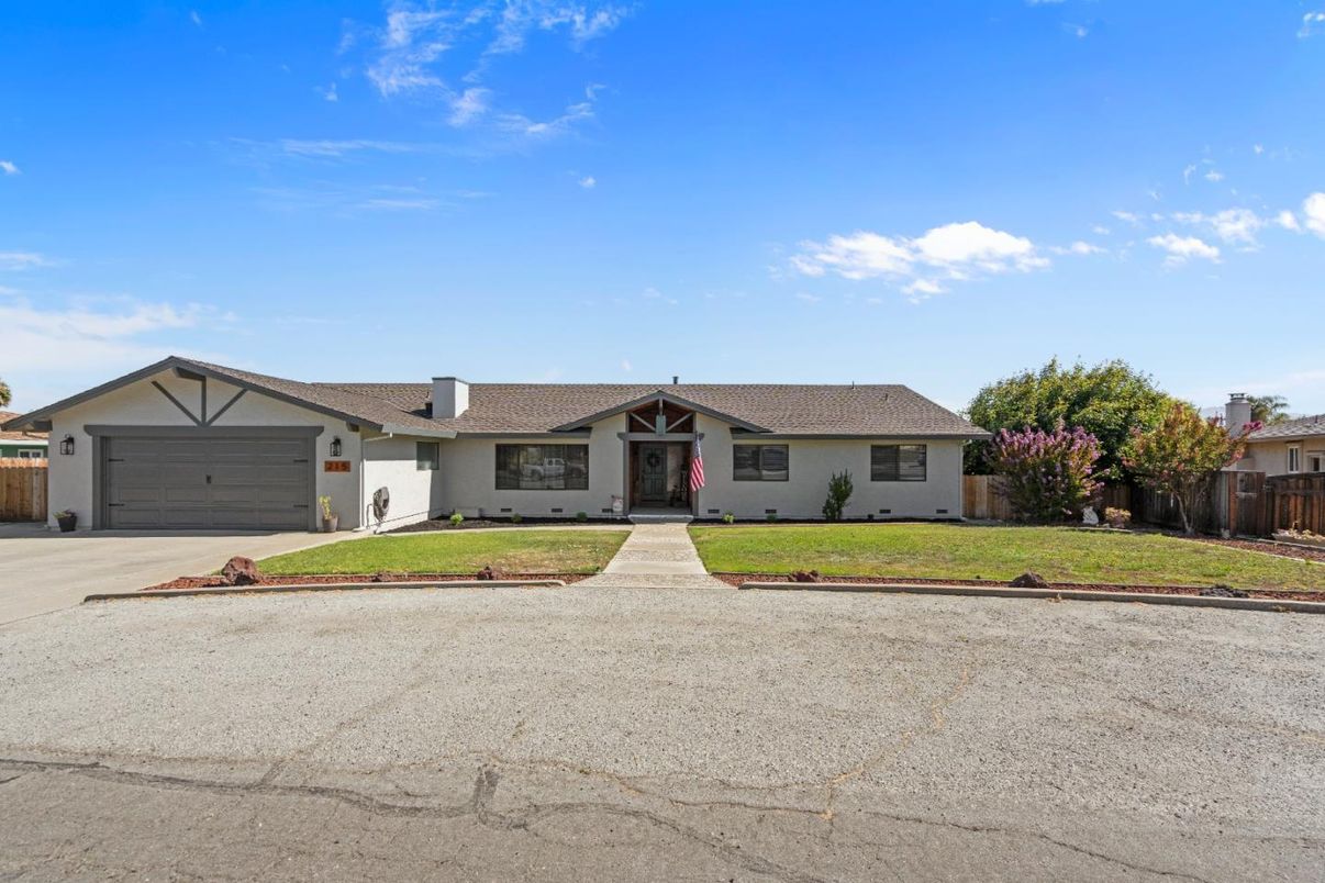 Attached, Exterior, Facade, Ranch