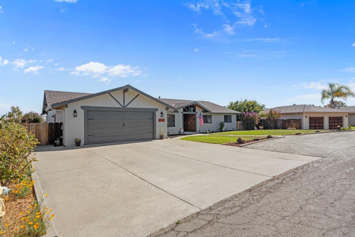 Attached, Exterior, Facade, Ranch