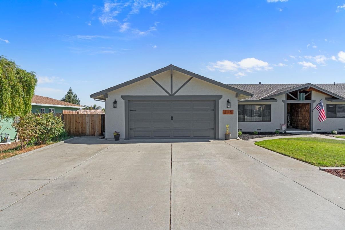 Attached, Exterior, Facade, Ranch