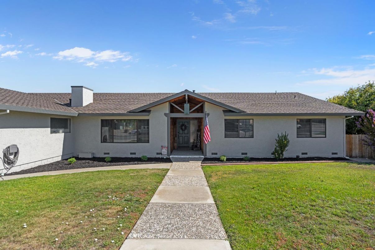 Backyard, Exterior, Facade, Ranch
