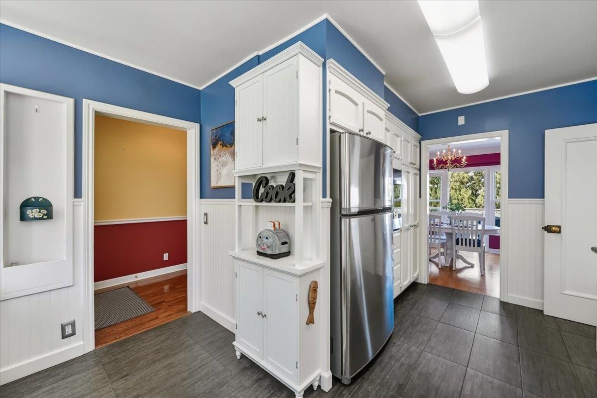 Chandelier, Dining room, Interior, Kitchen, Stainless Steel Appliances, Wood Texture Flooring