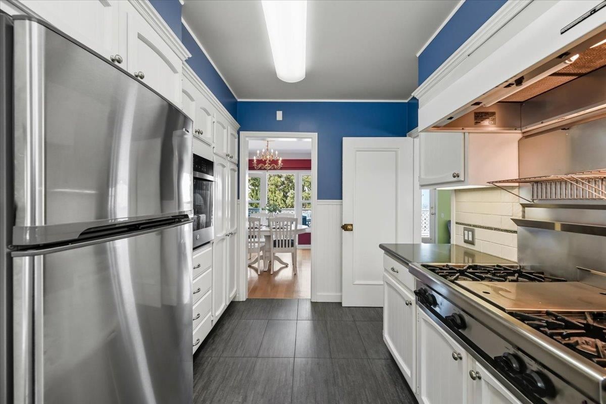 Chandelier, Dining room, Interior, Kitchen, Stainless Steel Appliances, Wood Texture Flooring
