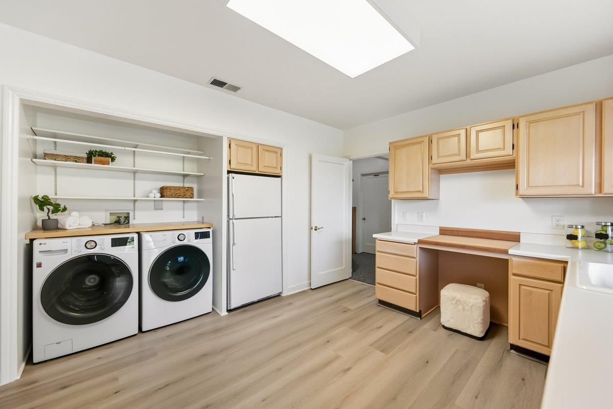 Interior, Washer, Wood Texture Flooring