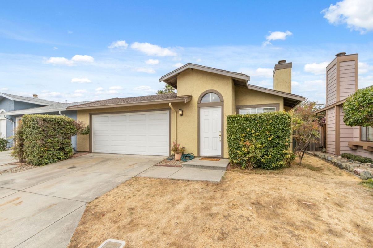 Attached, Exterior, Facade, Mediterranean