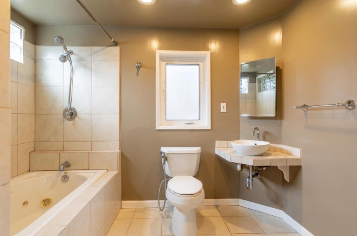 Bathroom, Interior, Recessed Lighting