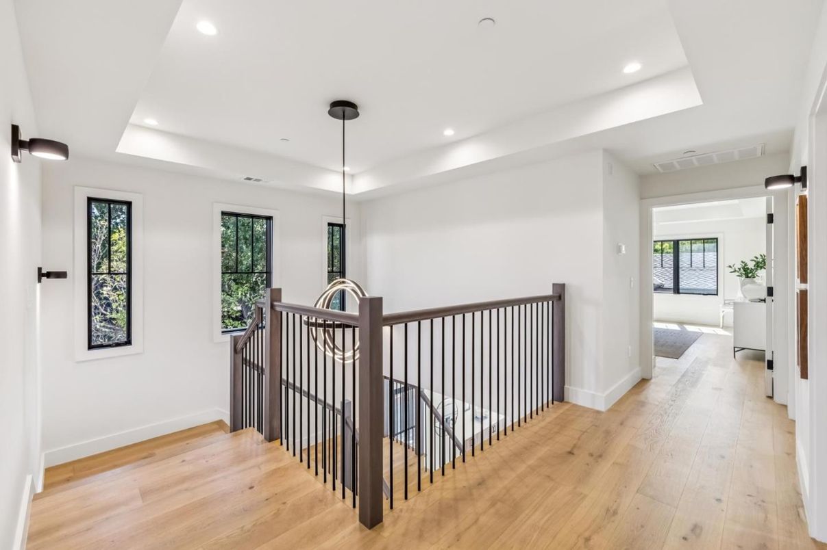 Interior, Recessed Lighting, Wood Texture Flooring
