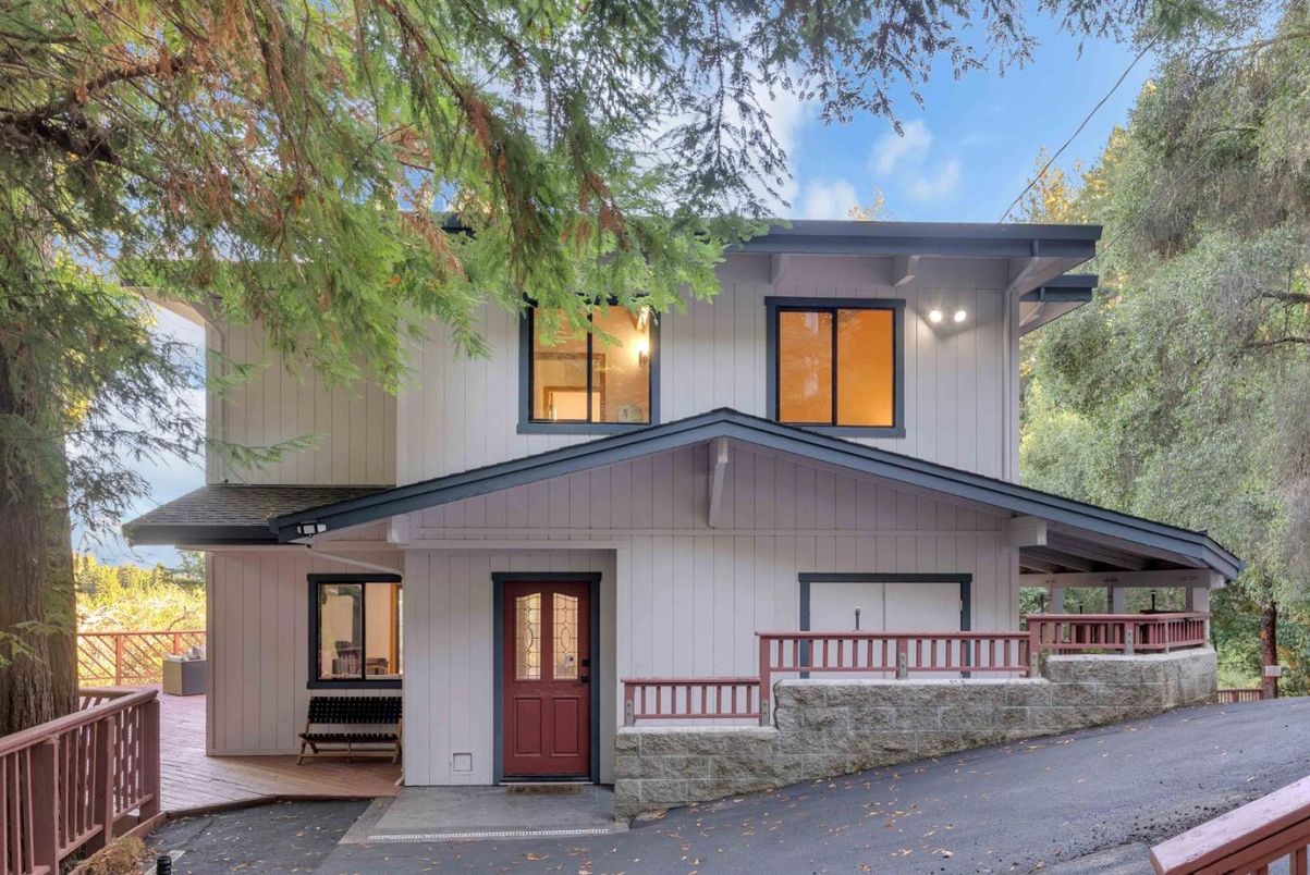 Exterior, Facade, Modern