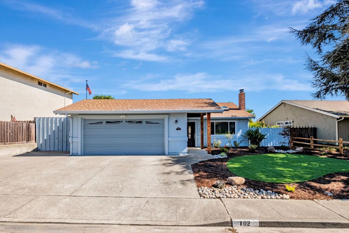 Attached, Exterior, Facade, Ranch