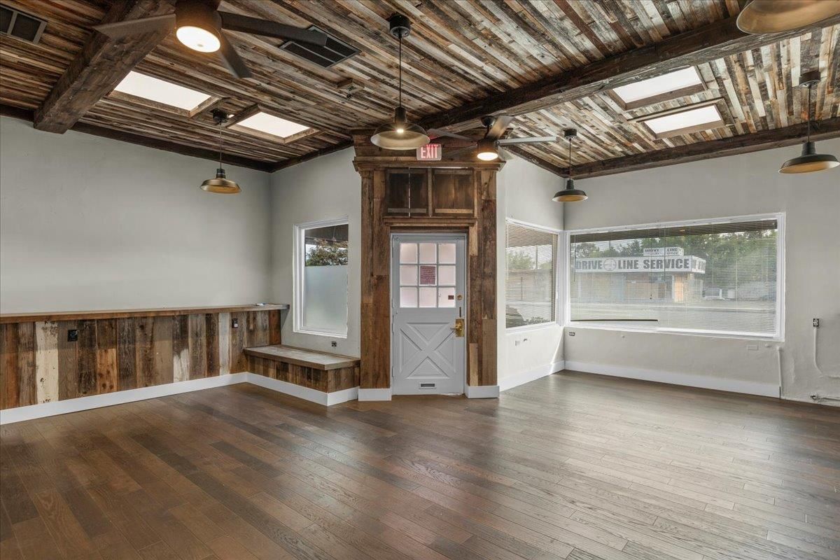 Empty room, Interior, Pendant Lights, Wooden Beams, Wooden Ceilings, Wood Texture Flooring