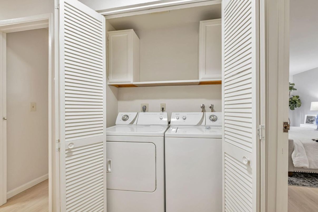 Interior, Utility Closets, Washer, Wood Texture Flooring