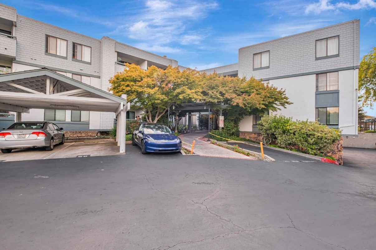 Attached, Exterior, Facade, Rowhouse