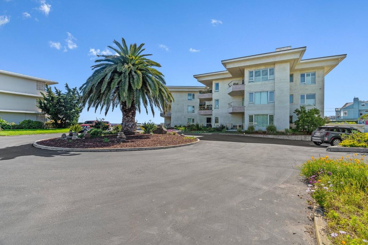 Exterior, Facade, Condo Building