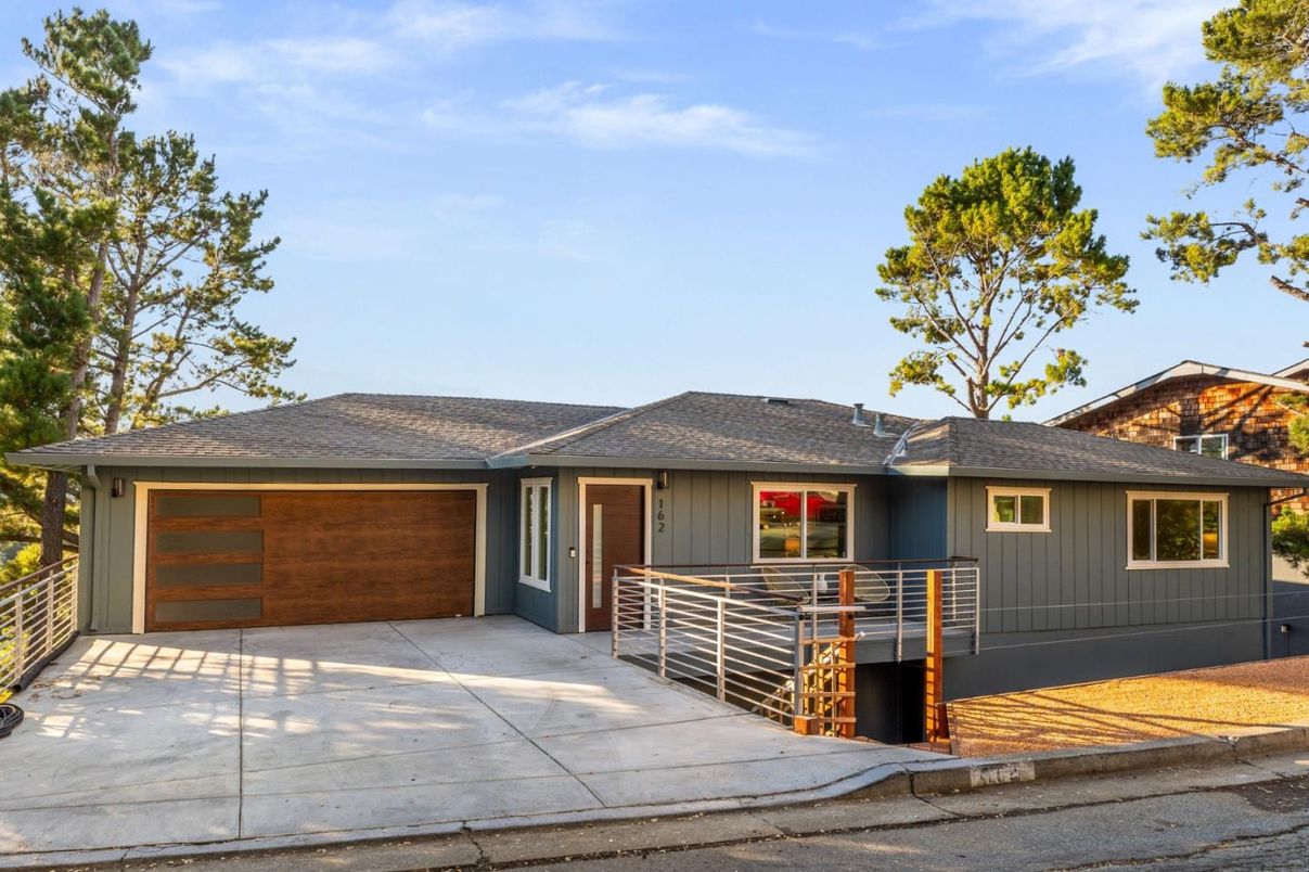 Attached, Exterior, Facade, Ranch