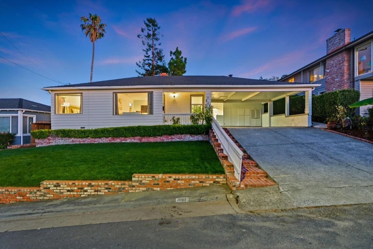 Attached, Exterior, Facade, Ranch