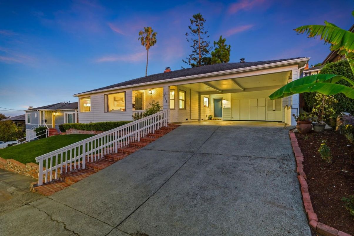 Backyard, Exterior, Facade, Ranch