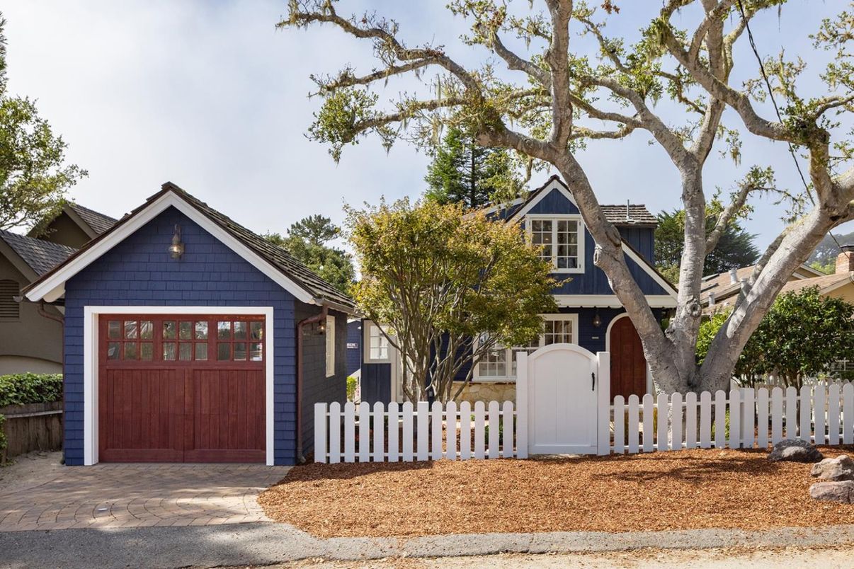 Attached, Exterior, Facade, American Craftsman