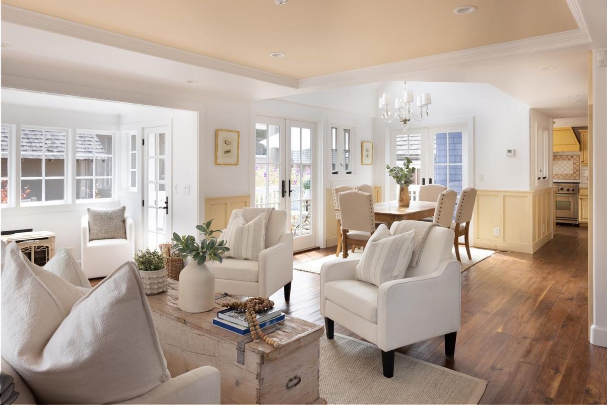 Chandelier, Dining room, Interior, Living room, Recessed Lighting, Wood Texture Flooring