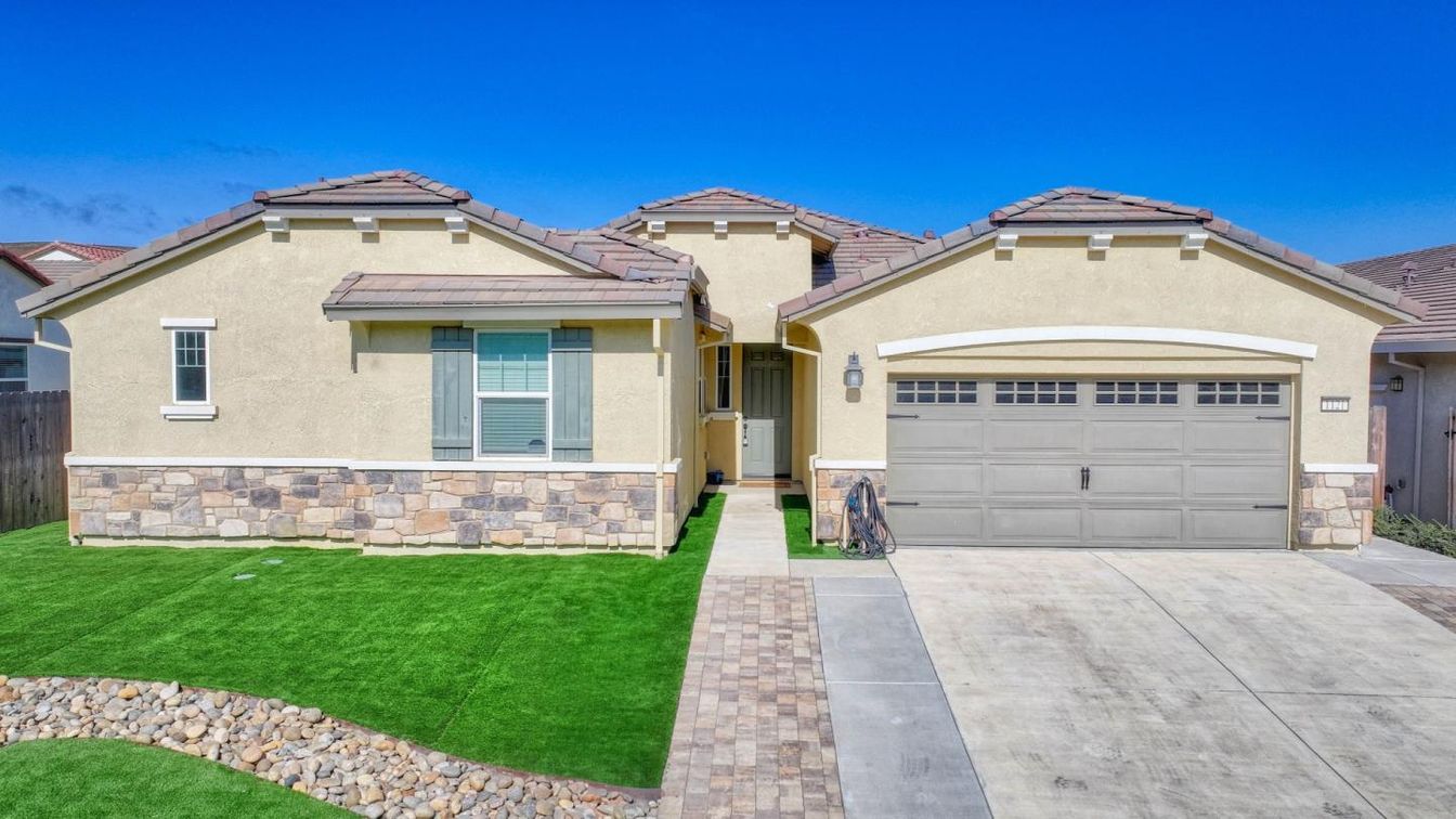 Attached, Exterior, Facade, Mediterranean