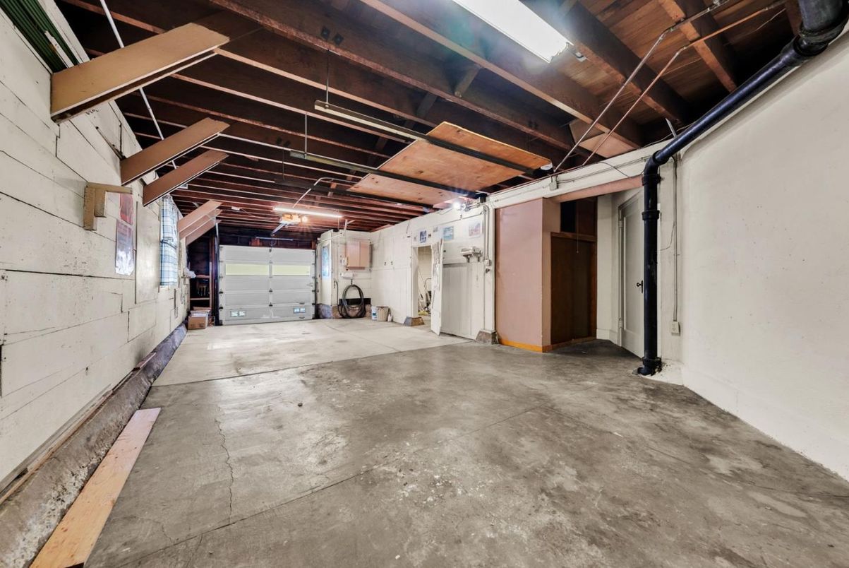 Garage, Interior, Wooden Beams