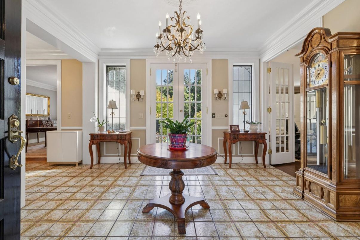 Chandelier, Interior