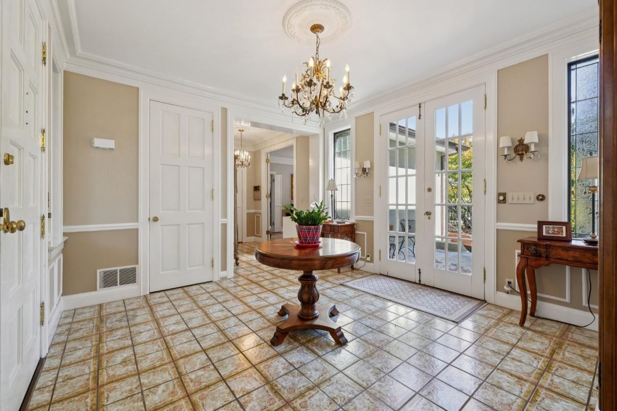 Chandelier, Interior