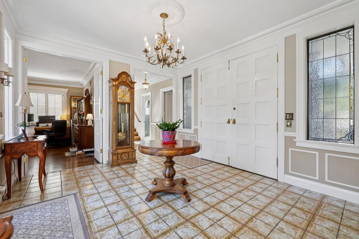 Chandelier, Interior