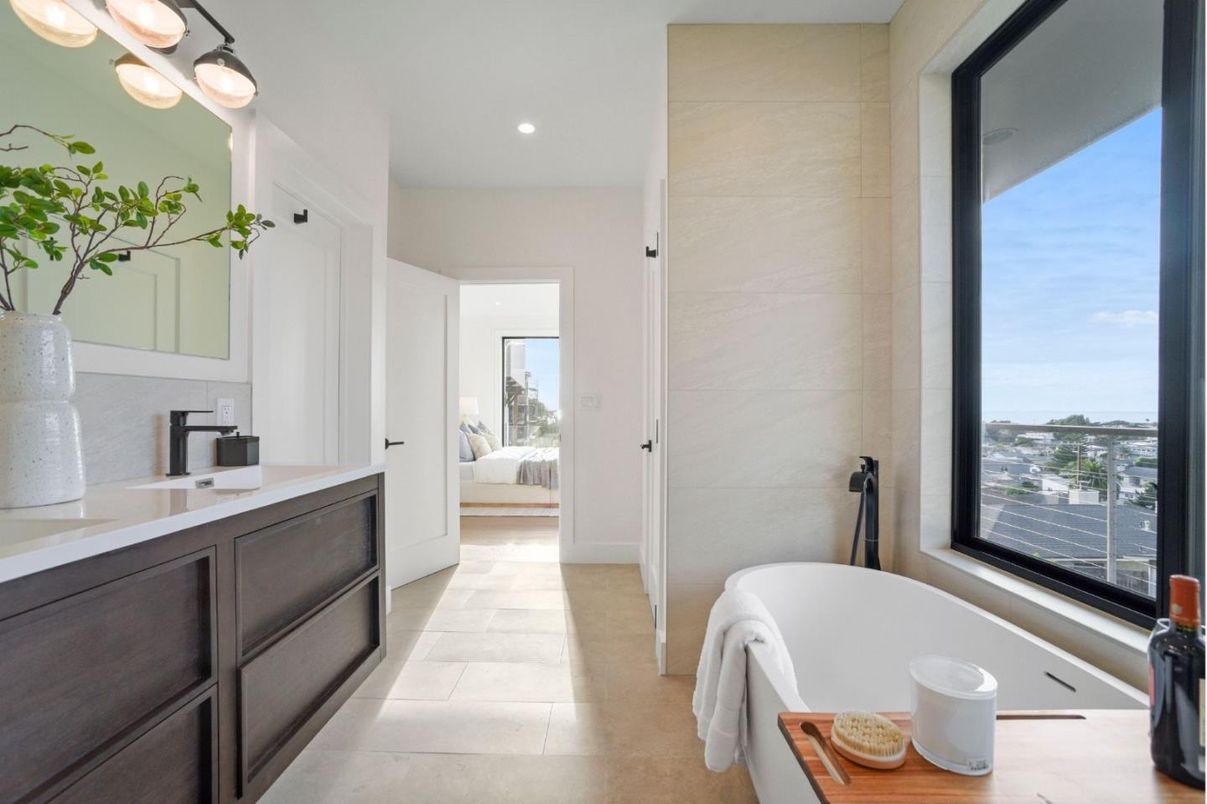 Bathroom, Bedroom, Free Standing Baths, Interior, Recessed Lighting