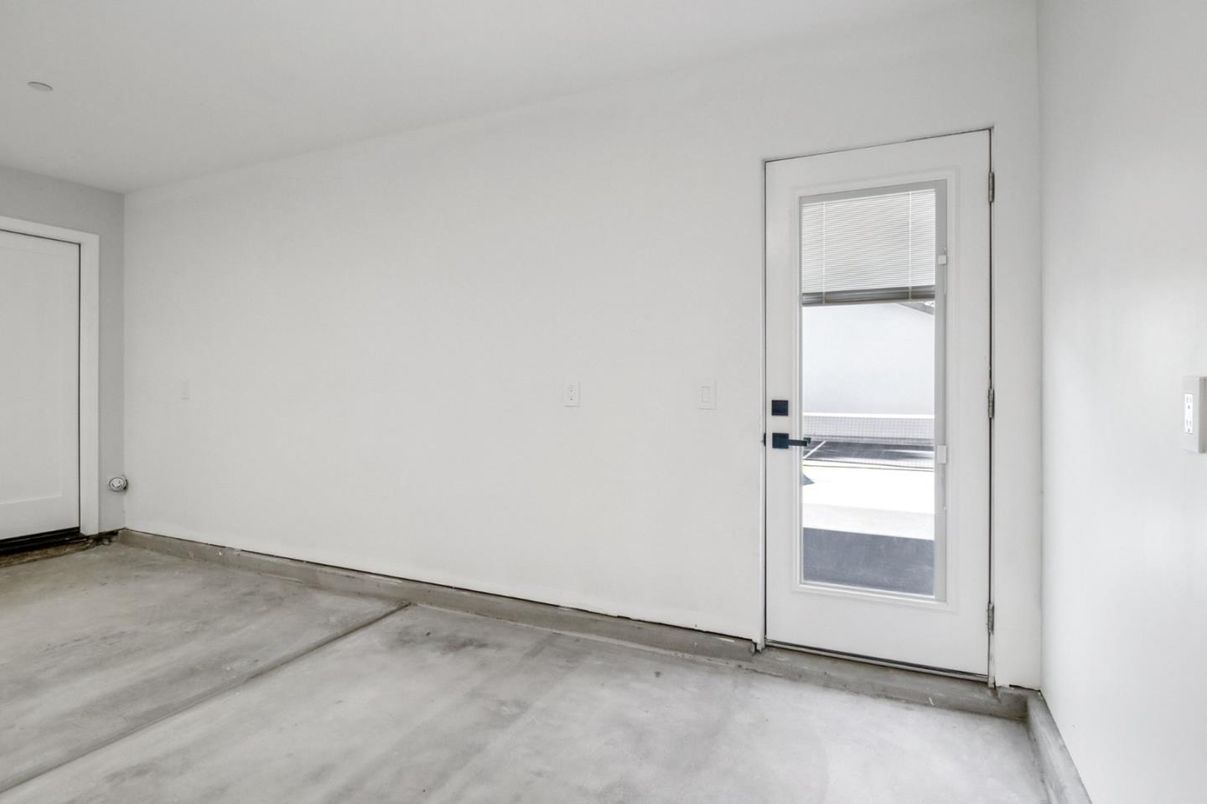 Empty room, Interior