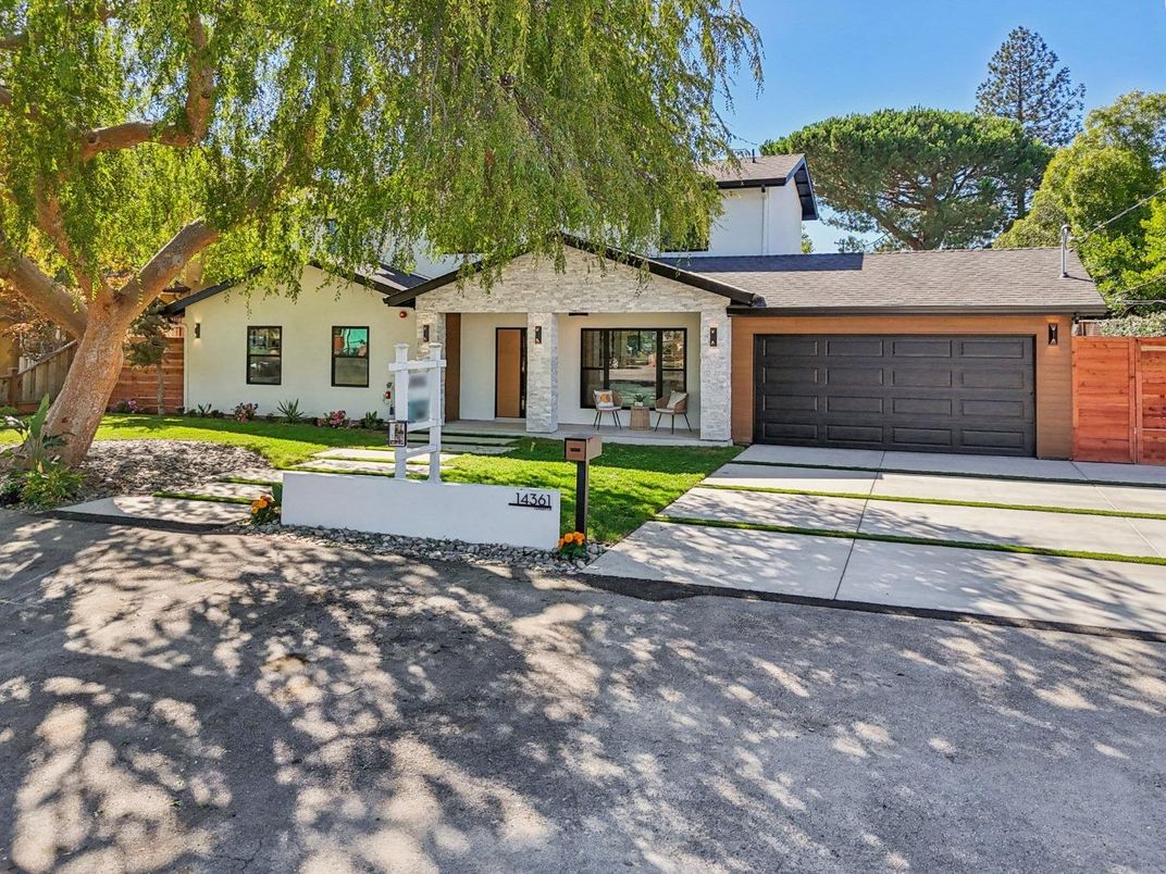 Attached, Exterior, Facade, Ranch
