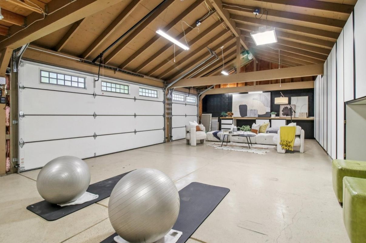 Garage, Interior, Wooden Beams