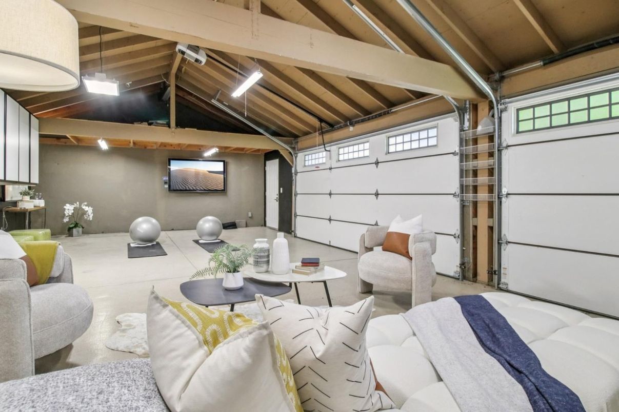 Garage, Interior, Living room, Wooden Beams