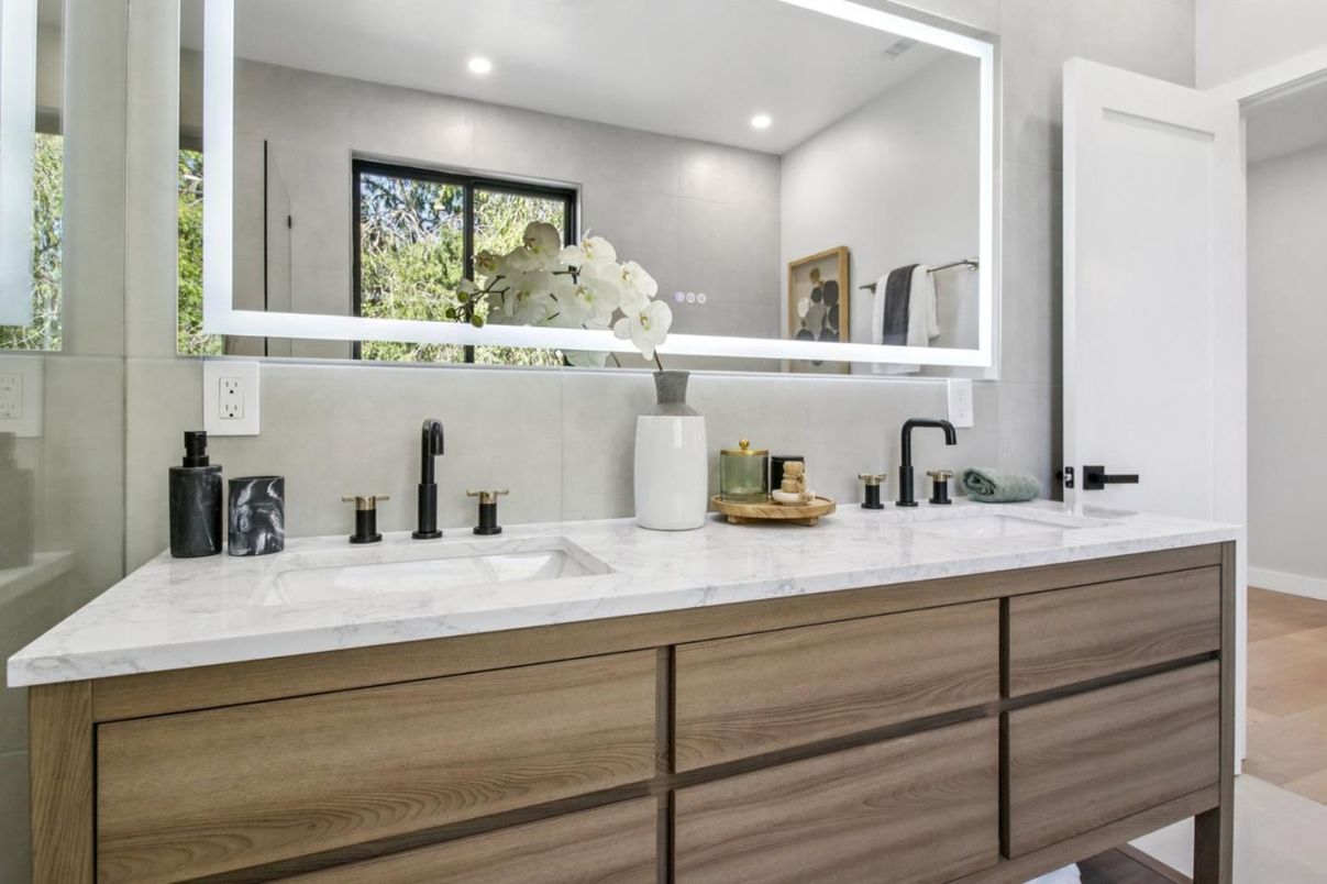 Bathroom, Dual Sink Vanities, Interior, Recessed Lighting