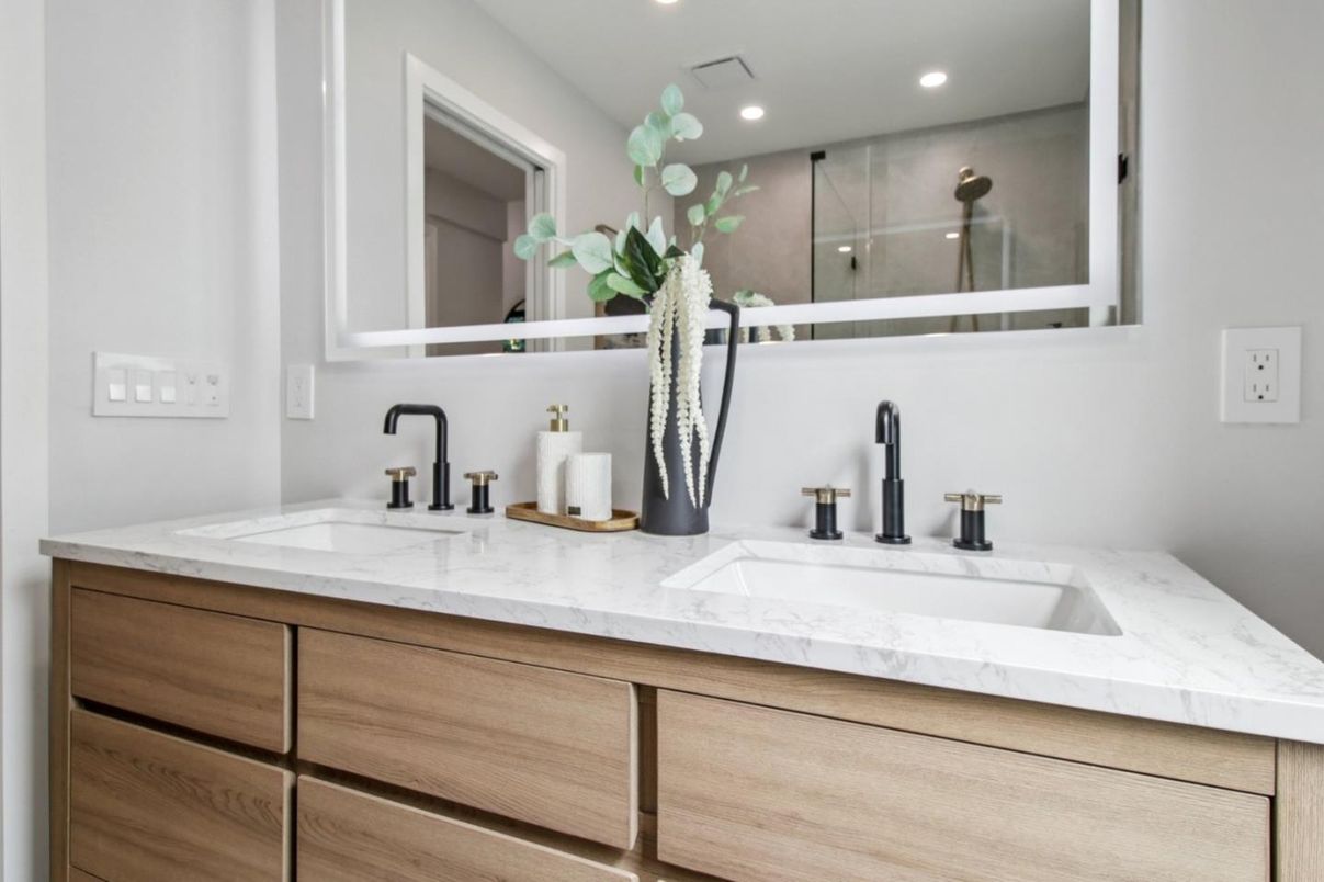 Bathroom, Dual Sink Vanities, Interior, Recessed Lighting