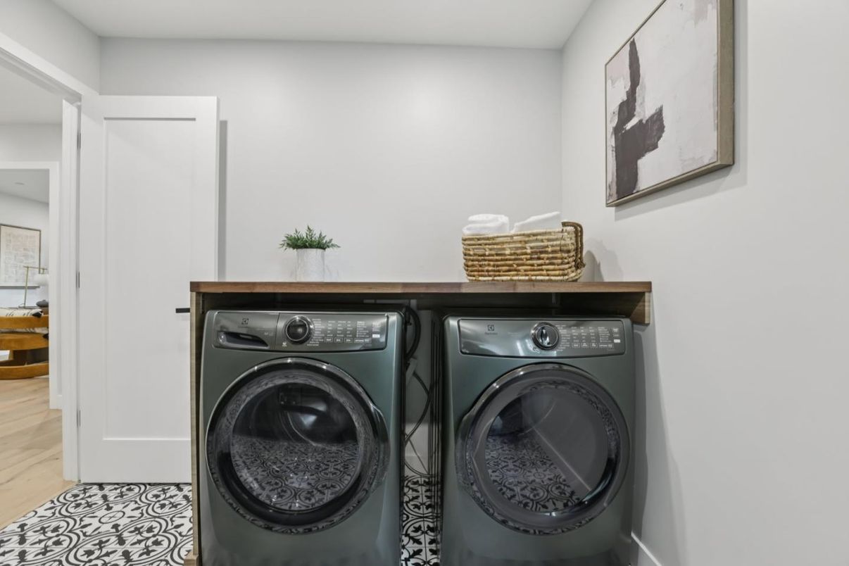 Interior, Washer, Wood Texture Flooring