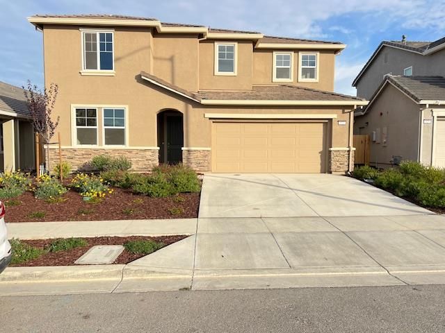 Attached, Exterior, Facade, Mediterranean