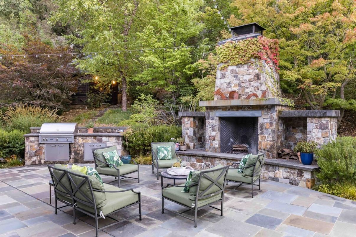 Exterior, Fireplace, Outdoor Kitchen