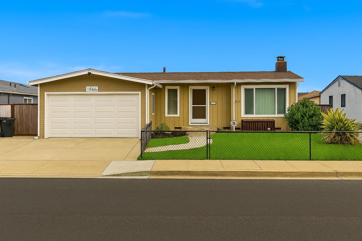 Attached, Exterior, Facade, Ranch