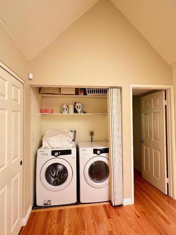 Interior, Washer, Wood Texture Flooring
