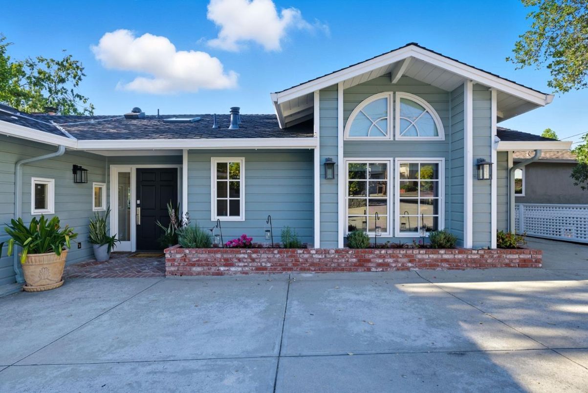 Exterior, Facade, Ranch