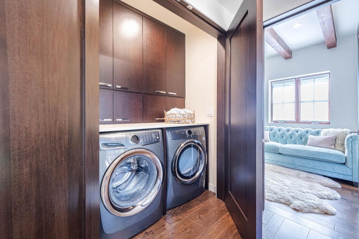 Interior, Recessed Lighting, Washer, Wood Texture Flooring
