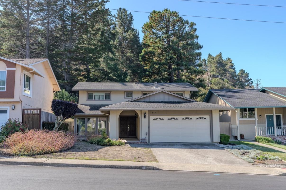 Attached, Exterior, Facade, Farmhouse