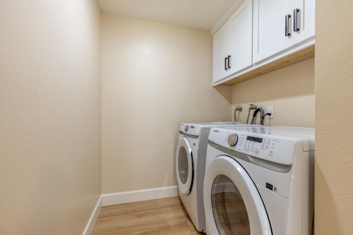 Interior, Washer, Wood Texture Flooring